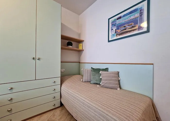 Modern Beachside Flat-beahost