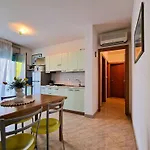 Modern Beachside Flat-beahost דירה ביביונה