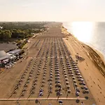 Modern Beachside Flat-beahost דירה