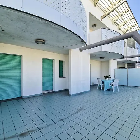 Modern Beachside Flat-beahost