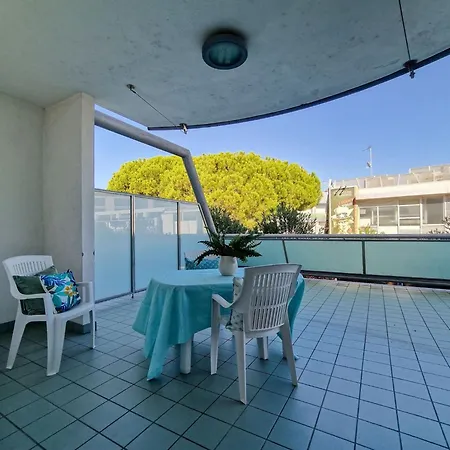 Modern Beachside Flat - Beahost