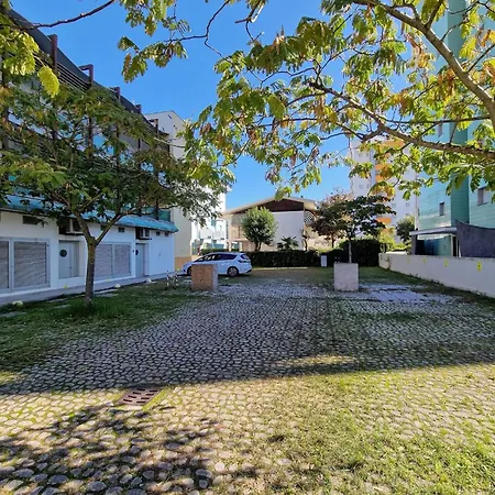 Modern Beachside Flat-beahost *