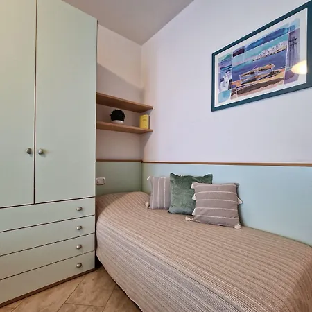 Modern Beachside Flat - Beahost