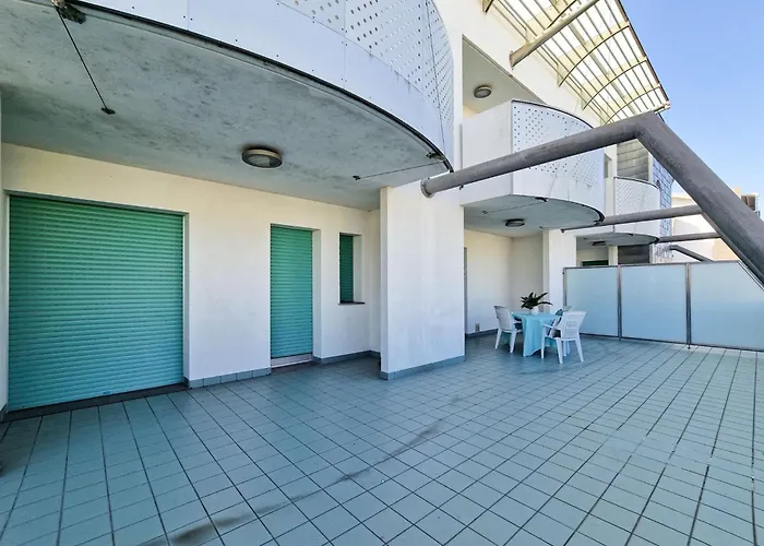 Modern Beachside Flat-beahost